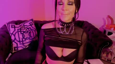 Snapshot of bettybishop chatting on February 14, 10:49 am NatashaxoBangs online show from February 14, 10:49 am