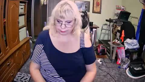 BeverlyQCynia online show from September 18, 11:45 am