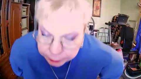 BeverlyQCynia online show from October 13, 11:10 am