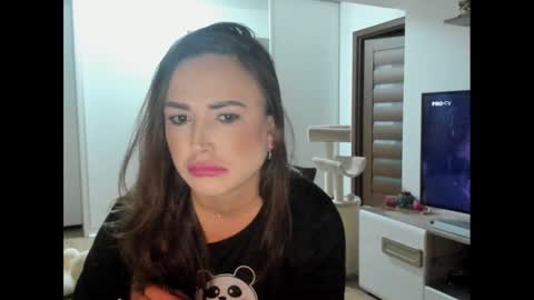 Snapshot of beyoncedoll chatting on January 25, 7:49 pm BeyonceDoll Twitter DollBeyonce online show from January 25, 7:49 pm