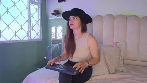 Snapshot of biancaluxx1 chatting on March 1, 12:51 pm Bianca online show from March 1, 12:51 pm