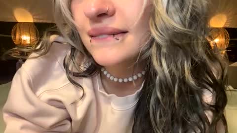 Ellie  online show from April 19, 2:33 am