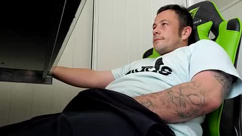 Snapshot of big_balls_big_load chatting on January 6, 2:37 am big_balls_big_load online show from January 6, 2:37 am