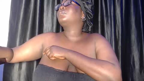 Snapshot of bigass_chocolate chatting on September 21, 8:43 pm bella online show from September 21, 8:43 pm