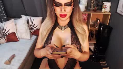 Snapshot of bigbomblhoraine chatting on March 3, 6:12 pm Loraine Cruz online show from March 3, 6:12 pm