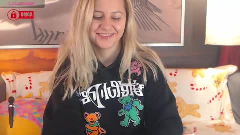 Snapshot of bigboobsarri chatting on December 5, 10:44 am BigBoobsArri online show from December 5, 10:44 am