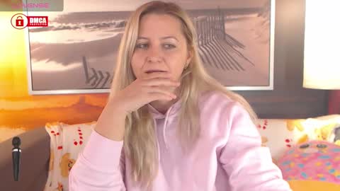 Snapshot of bigboobsarri chatting on December 6, 8:59 am BigBoobsArri online show from December 6, 8:59 am