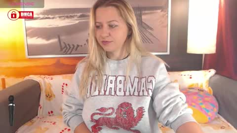 Snapshot of bigboobsarri chatting on December 9, 7:18 pm BigBoobsArri online show from December 9, 7:18 pm