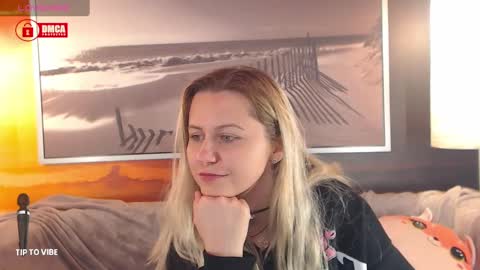 Snapshot of bigboobsarri chatting on December 20, 1:47 am BigBoobsArri online show from December 20, 1:47 am