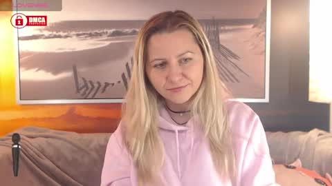 Snapshot of bigboobsarri chatting on December 21, 2:04 pm BigBoobsArri online show from December 21, 2:04 pm