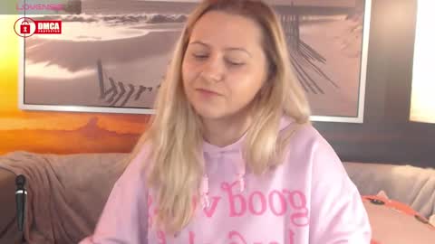 Snapshot of bigboobsarri chatting on January 8, 8:18 pm BigBoobsArri online show from January 8, 8:18 pm