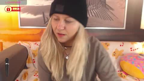 Snapshot of bigboobsarri chatting on January 14, 12:33 am BigBoobsArri online show from January 14, 12:33 am