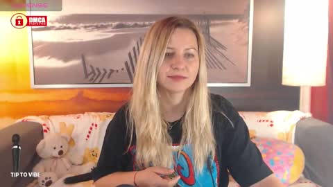 Snapshot of bigboobsarri chatting on February 1, 11:10 am BigBoobsArri online show from February 1, 11:10 am