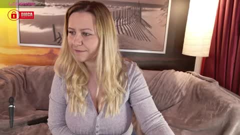 Snapshot of bigboobsarri chatting on March 5, 7:05 am BigBoobsArri online show from March 5, 7:05 am