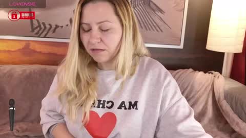 Snapshot of bigboobsarri chatting on March 6, 9:36 am BigBoobsArri online show from March 6, 9:36 am