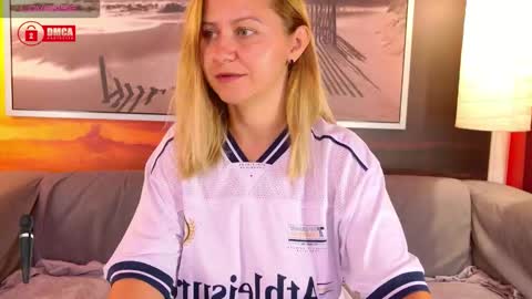 Snapshot of bigboobsarri chatting on September 22, 9:11 am BigBoobsArri online show from September 22, 9:11 am