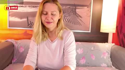 Snapshot of bigboobsarri chatting on October 2, 10:11 am BigBoobsArri online show from October 2, 10:11 am