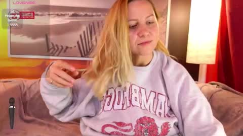 Snapshot of bigboobsarri chatting on October 16, 8:10 pm BigBoobsArri online show from October 16, 8:10 pm