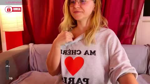 Snapshot of bigboobsarri chatting on December 5, 2:36 pm BigBoobsArri online show from December 5, 2:36 pm