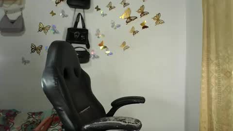 Snapshot of bigcrisblack chatting on November 3, 3:19 am cristina online show from November 3, 3:19 am