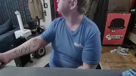 Darryl online show from April 21, 1:29 am