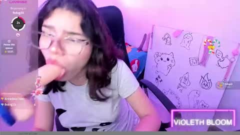 Snapshot of bigfinger125 chatting on February 5, 7:35 am Lucy and Fred online show from February 5, 7:35 am