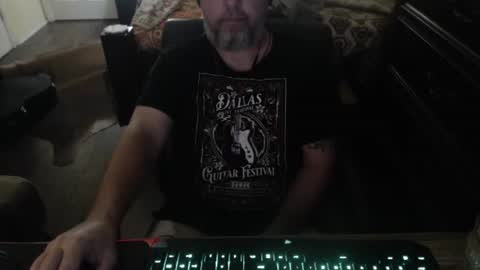 Snapshot of bighugmugg chatting on September 19, 11:11 am bighugmugg online show from September 19, 11:11 am