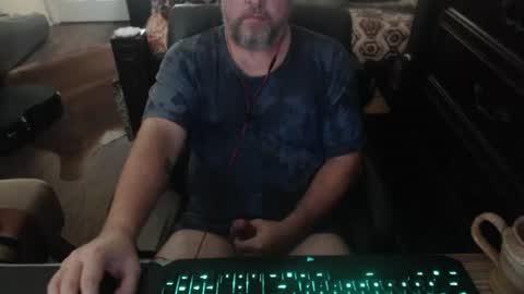 Snapshot of bighugmugg chatting on October 4, 7:56 pm bighugmugg online show from October 4, 7:56 pm