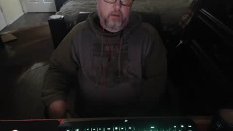 Snapshot of bighugmugg chatting on April 30, 11:16 am bighugmugg online show from April 30, 11:16 am