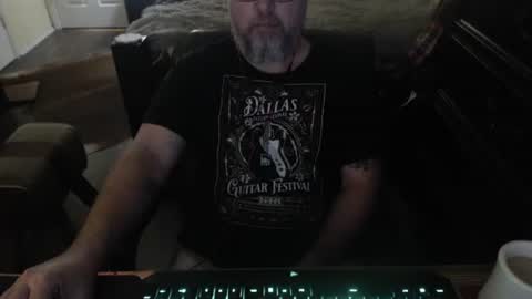 Snapshot of bighugmugg chatting on May 8, 11:04 am bighugmugg online show from May 8, 11:04 am