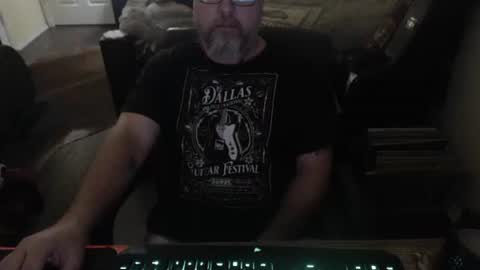 Snapshot of bighugmugg chatting on May 15, 11:17 am bighugmugg online show from May 15, 11:17 am