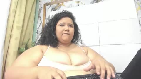 Snapshot of biglucyy chatting on April 28, 10:26 pm BigLucyy online show from April 28, 10:26 pm