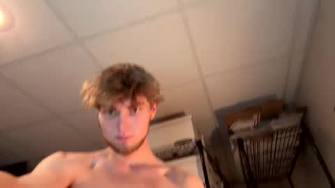 Snapshot of bigskinnyboyshh chatting on February 9, 6:22 am bigskinnyboyshh online show from February 9, 6:22 am