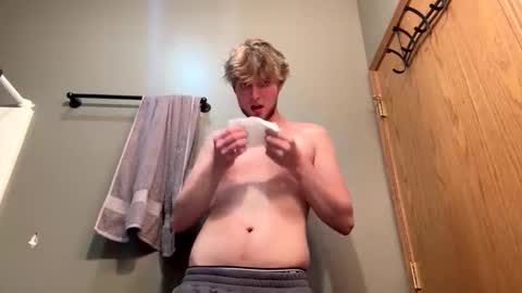 Snapshot of bigskinnyboyshh chatting on May 13, 10:49 pm bigskinnyboyshh online show from May 13, 10:49 pm
