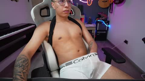 Snapshot of bigxboy96 chatting on February 3, 7:40 am bigxboy96 online show from February 3, 7:40 am