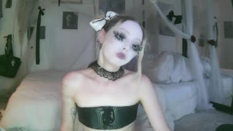 vampire fang  online show from June 6, 2:16 am