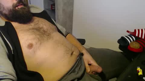 Snapshot of black_beard_slides chatting on November 24, 1:27 am black_beard_slides online show from November 24, 1:27 am