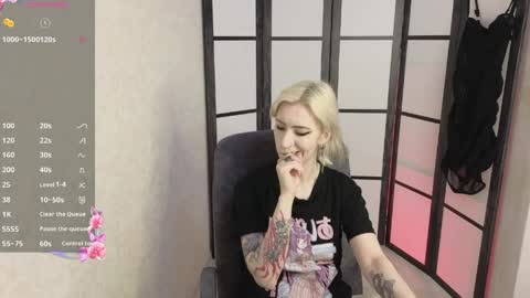 Snapshot of black_orchides chatting on April 27, 8:23 am Emily online show from April 27, 8:23 am