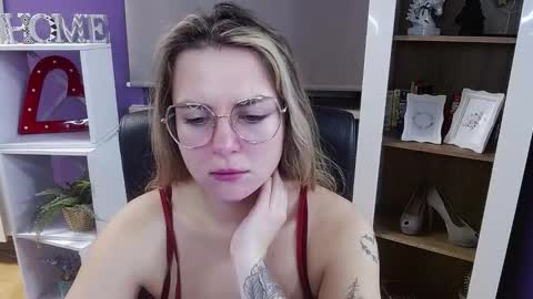 Z O E Y online show from December 16, 5:34 am