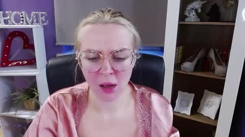 Z O E Y online show from February 3, 6:40 am