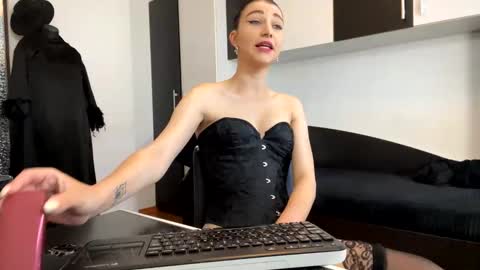 Snapshot of blazeamanda chatting on June 8, 7:09 am Goddess Blaze online show from June 8, 7:09 am