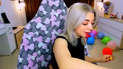 Nicole online show from February 12, 2:43 pm