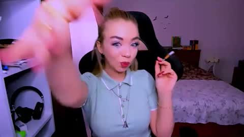 Snapshot of blinkofeyess chatting on January 19, 9:46 am Nicole online show from January 19, 9:46 am