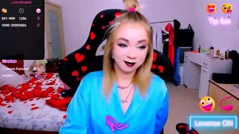 Snapshot of blinkofeyess chatting on February 19, 3:57 am Nicole online show from February 19, 3:57 am