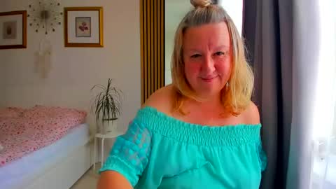 Snapshot of blonde_angel20 chatting on June 21, 5:37 pm Nicole online show from June 21, 5:37 pm
