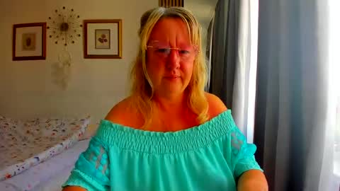 Snapshot of blonde_angel20 chatting on July 17, 4:52 am Nicole online show from July 17, 4:52 am