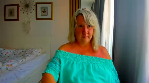 Snapshot of blonde_angel20 chatting on July 17, 5:18 pm Nicole online show from July 17, 5:18 pm
