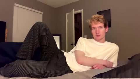 Snapshot of blonde_boi99 chatting on January 3, 5:17 am Blondie online show from January 3, 5:17 am