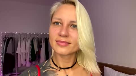 Snapshot of blonde_fuck_couple chatting on March 22, 12:14 am blonde_fuck_couple online show from March 22, 12:14 am