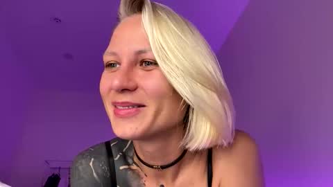 Snapshot of blonde_fuck_couple chatting on May 28, 12:41 am blonde_fuck_couple online show from May 28, 12:41 am